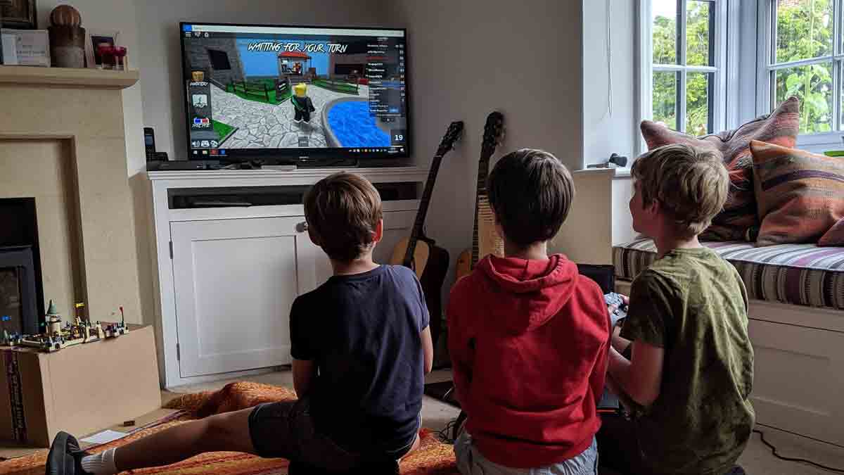 Read more about the article ROBLOX Coding for kids: How Kids Can Learn to Code Games?